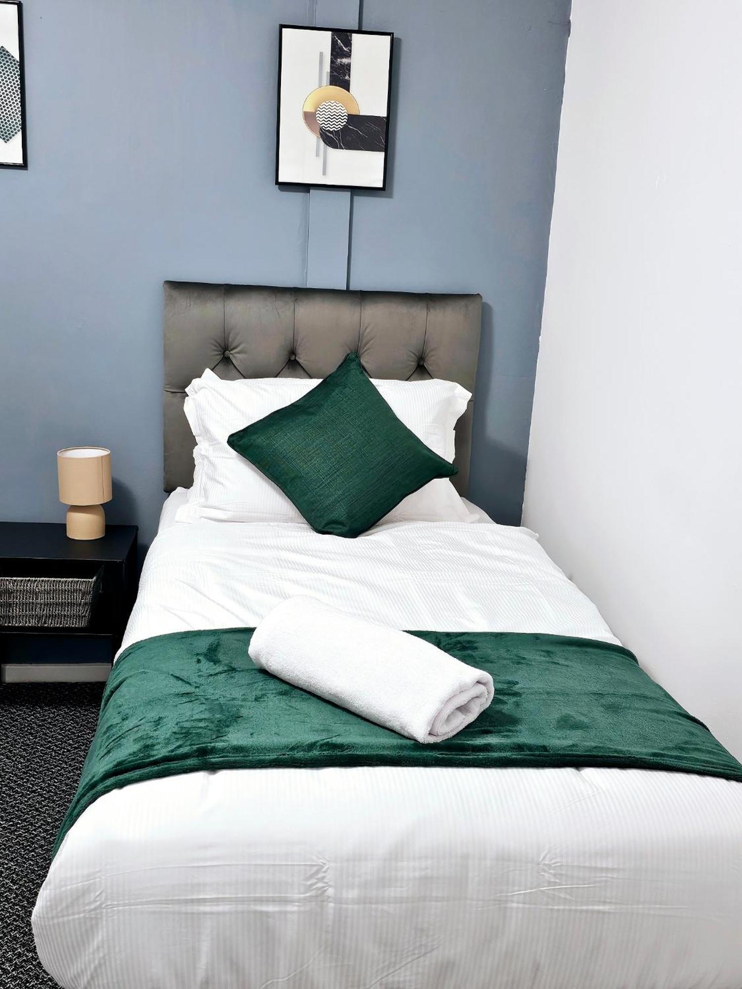 Lushstay Telford - Families, Contractors & Group Of Friends, Long Term Stay エクステリア 写真